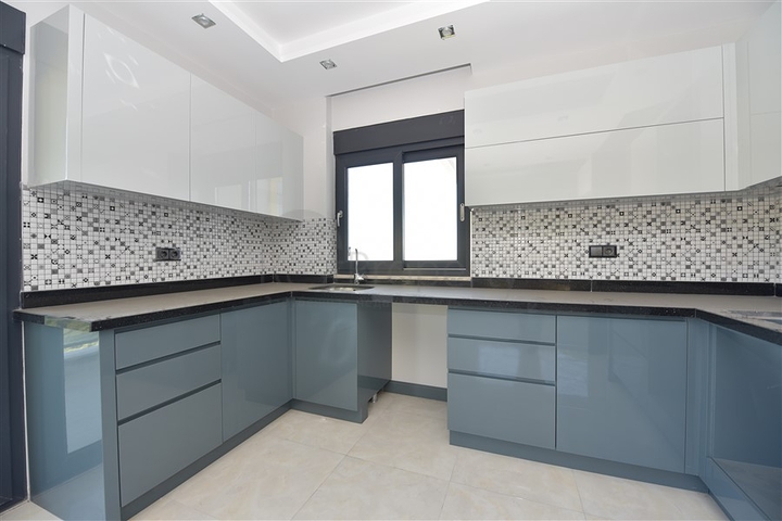 اطلالة على البحر وعلى قلعة الانيا - دوبلكس ثلاث غرف وصالة في مركز الانيا 