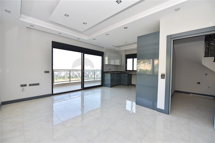 اطلالة على البحر وعلى قلعة الانيا - دوبلكس ثلاث غرف وصالة في مركز الانيا 