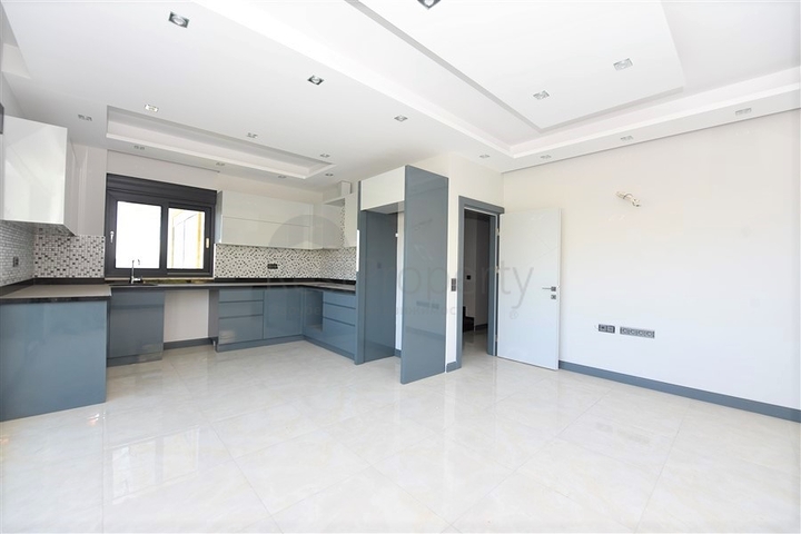 اطلالة على البحر وعلى قلعة الانيا - دوبلكس ثلاث غرف وصالة في مركز الانيا 