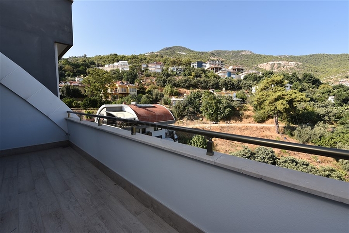 اطلالة على البحر وعلى قلعة الانيا - دوبلكس ثلاث غرف وصالة في مركز الانيا 