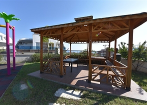 اطلالة على البحر وعلى قلعة الانيا - دوبلكس ثلاث غرف وصالة في مركز الانيا 