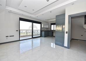 اطلالة على البحر وعلى قلعة الانيا - دوبلكس ثلاث غرف وصالة في مركز الانيا 