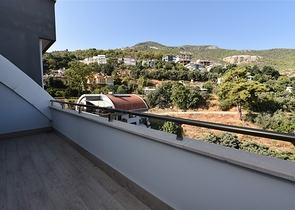 اطلالة على البحر وعلى قلعة الانيا - دوبلكس ثلاث غرف وصالة في مركز الانيا 