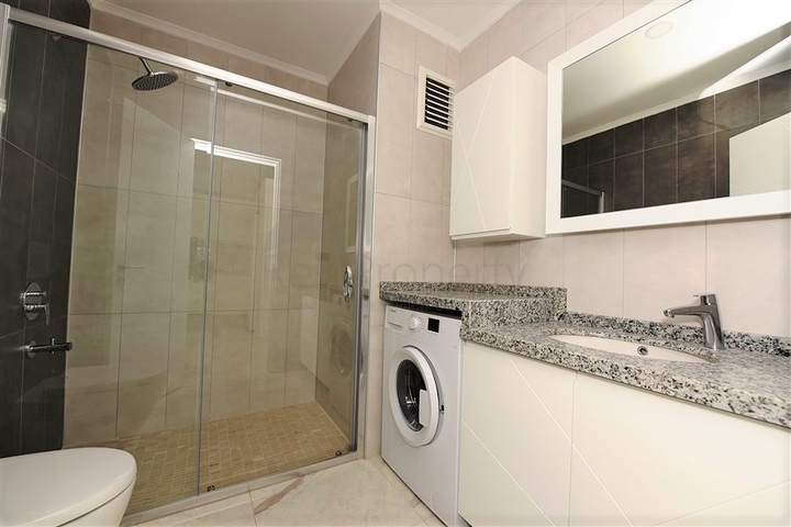 في مركز الانيا - شقة مؤثثة من تصميم غرفة وصالة في مجمع سكني حديث 