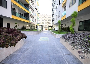 في مركز الانيا - شقة مؤثثة من تصميم غرفة وصالة في مجمع سكني حديث 