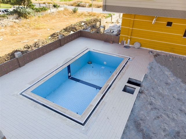 الشقق 1 + 1 ، 2 + 1 ، 3 + 1 في المجمع في المرحلة النهائية من البناء