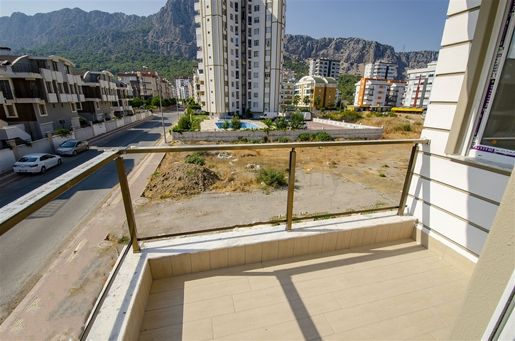 الشقق 1 + 1 ، 2 + 1 ، 3 + 1 في المجمع في المرحلة النهائية من البناء