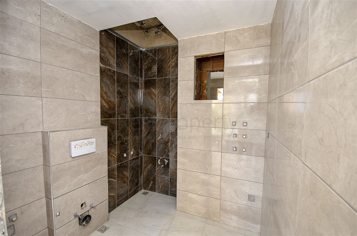 الشقق 1 + 1 ، 2 + 1 ، 3 + 1 في المجمع في المرحلة النهائية من البناء