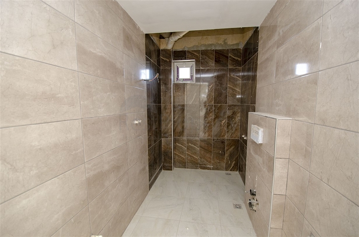 الشقق 1 + 1 ، 2 + 1 ، 3 + 1 في المجمع في المرحلة النهائية من البناء