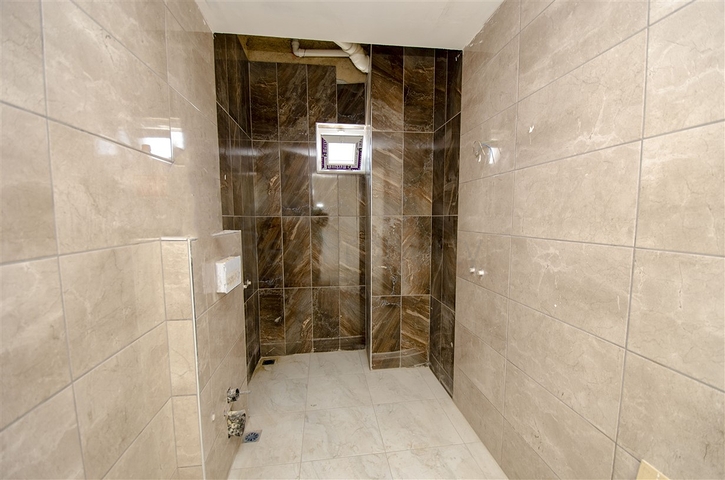 الشقق 1 + 1 ، 2 + 1 ، 3 + 1 في المجمع في المرحلة النهائية من البناء