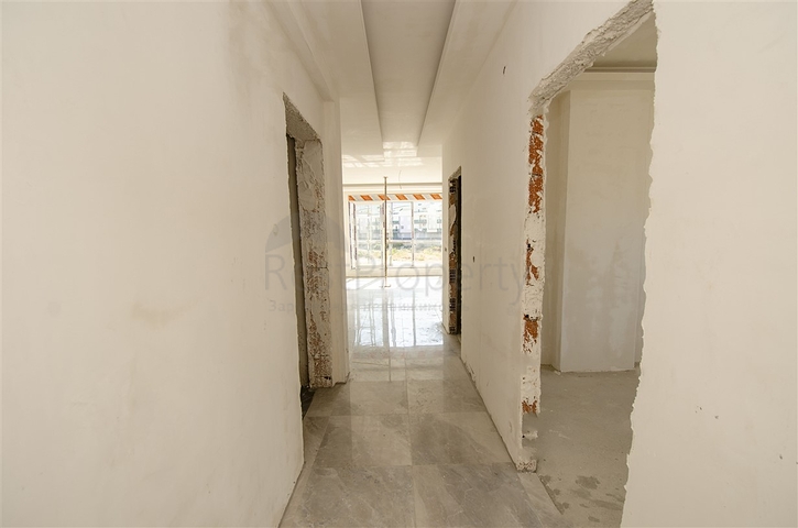 الشقق 1 + 1 ، 2 + 1 ، 3 + 1 في المجمع في المرحلة النهائية من البناء