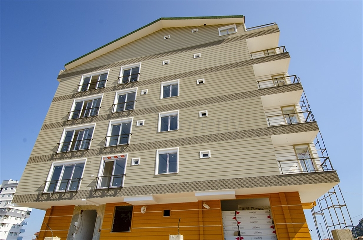 الشقق 1 + 1 ، 2 + 1 ، 3 + 1 في المجمع في المرحلة النهائية من البناء