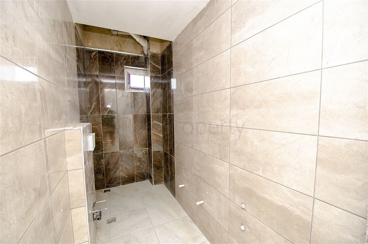 الشقق 1 + 1 ، 2 + 1 ، 3 + 1 في المجمع في المرحلة النهائية من البناء