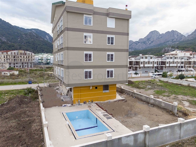 الشقق 1 + 1 ، 2 + 1 ، 3 + 1 في المجمع في المرحلة النهائية من البناء