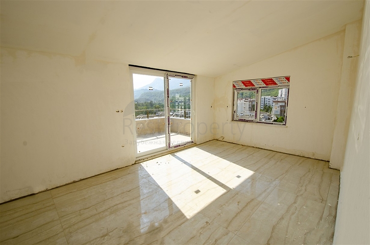 الشقق 1 + 1 ، 2 + 1 ، 3 + 1 في المجمع في المرحلة النهائية من البناء