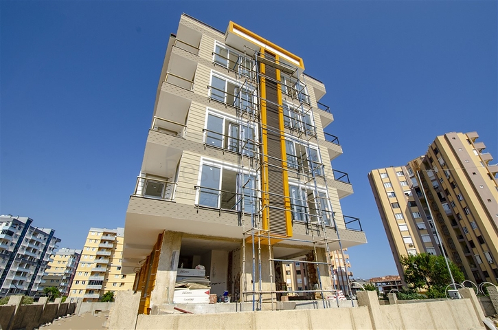 الشقق 1 + 1 ، 2 + 1 ، 3 + 1 في المجمع في المرحلة النهائية من البناء