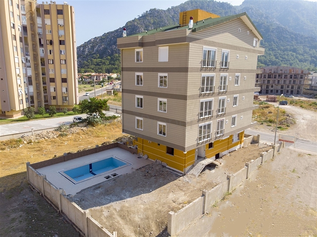 الشقق 1 + 1 ، 2 + 1 ، 3 + 1 في المجمع في المرحلة النهائية من البناء