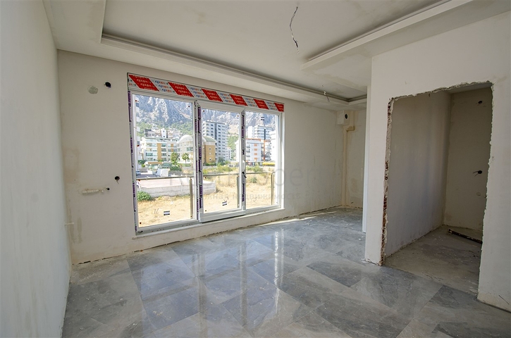 الشقق 1 + 1 ، 2 + 1 ، 3 + 1 في المجمع في المرحلة النهائية من البناء