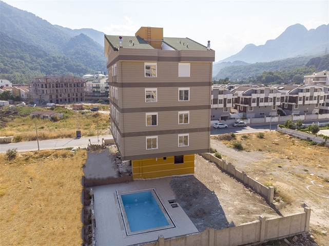 الشقق 1 + 1 ، 2 + 1 ، 3 + 1 في المجمع في المرحلة النهائية من البناء