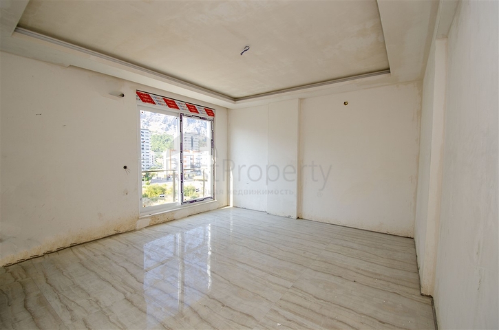 الشقق 1 + 1 ، 2 + 1 ، 3 + 1 في المجمع في المرحلة النهائية من البناء