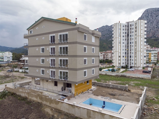 الشقق 1 + 1 ، 2 + 1 ، 3 + 1 في المجمع في المرحلة النهائية من البناء