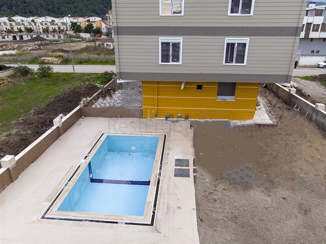 الشقق 1 + 1 ، 2 + 1 ، 3 + 1 في المجمع في المرحلة النهائية من البناء