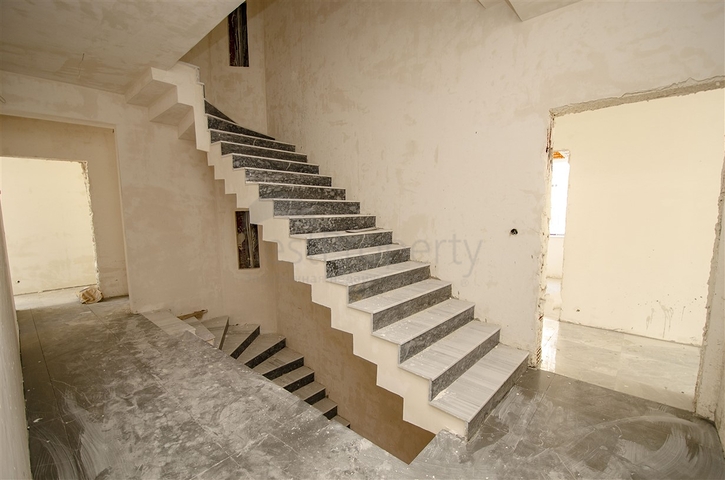 الشقق 1 + 1 ، 2 + 1 ، 3 + 1 في المجمع في المرحلة النهائية من البناء