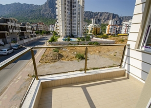 الشقق 1 + 1 ، 2 + 1 ، 3 + 1 في المجمع في المرحلة النهائية من البناء