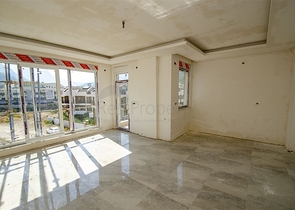 الشقق 1 + 1 ، 2 + 1 ، 3 + 1 في المجمع في المرحلة النهائية من البناء