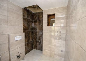 الشقق 1 + 1 ، 2 + 1 ، 3 + 1 في المجمع في المرحلة النهائية من البناء