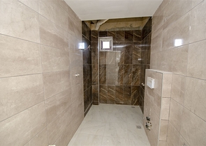 الشقق 1 + 1 ، 2 + 1 ، 3 + 1 في المجمع في المرحلة النهائية من البناء