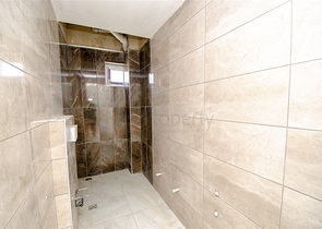 الشقق 1 + 1 ، 2 + 1 ، 3 + 1 في المجمع في المرحلة النهائية من البناء