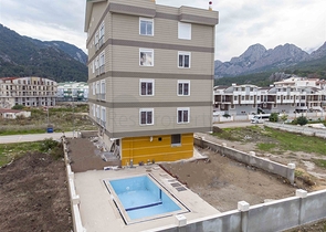 الشقق 1 + 1 ، 2 + 1 ، 3 + 1 في المجمع في المرحلة النهائية من البناء