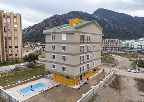 الشقق 1 + 1 ، 2 + 1 ، 3 + 1 في المجمع في المرحلة النهائية من البناء