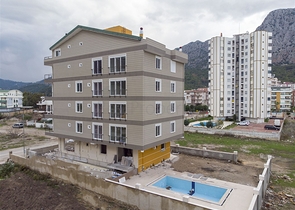 الشقق 1 + 1 ، 2 + 1 ، 3 + 1 في المجمع في المرحلة النهائية من البناء