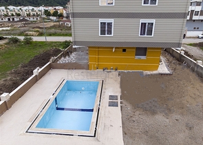 الشقق 1 + 1 ، 2 + 1 ، 3 + 1 في المجمع في المرحلة النهائية من البناء