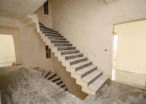 الشقق 1 + 1 ، 2 + 1 ، 3 + 1 في المجمع في المرحلة النهائية من البناء