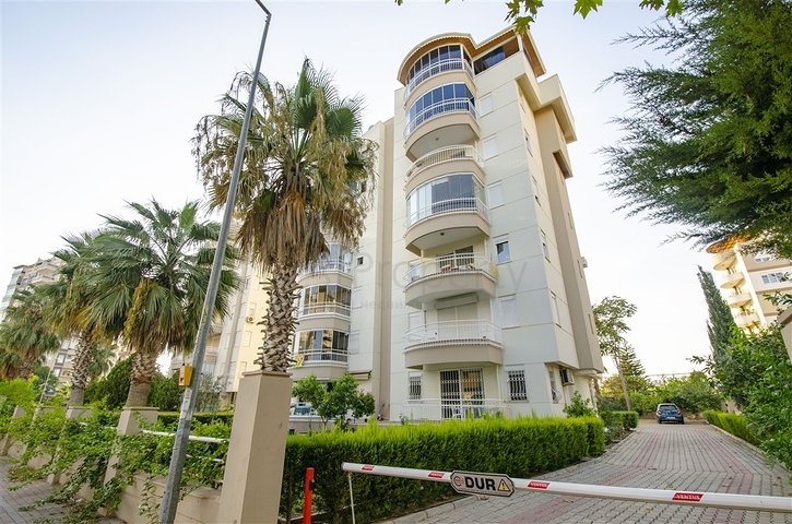 شقة 2 + 1 في 150 متر من شاطئ كونيالتي في انطاليا 