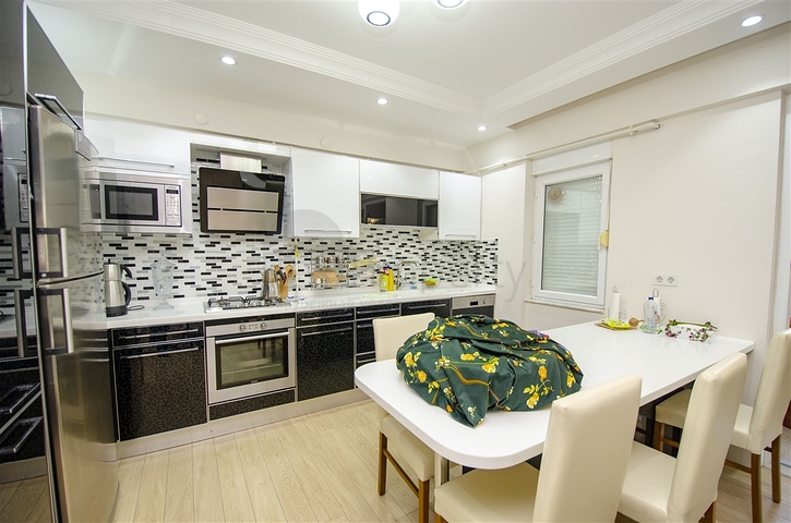 شقة 2 + 1 في 150 متر من شاطئ كونيالتي في انطاليا 