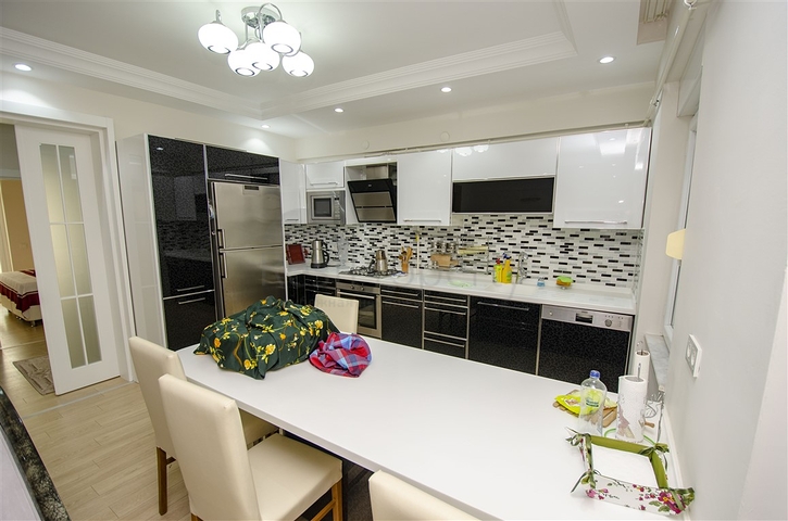 شقة 2 + 1 في 150 متر من شاطئ كونيالتي في انطاليا 