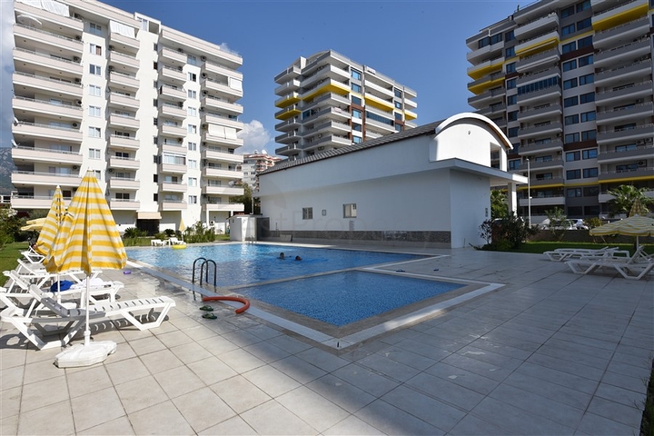 شقق غرفتين وصالة ضمن مجمع سكني يبعد  100 متر عن شاطئ البحر 