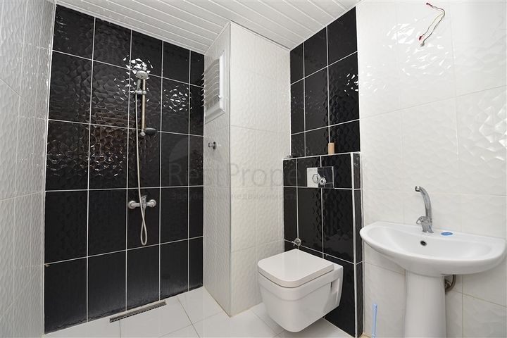 شقق غرفتين وصالة ضمن مجمع سكني يبعد  100 متر عن شاطئ البحر 