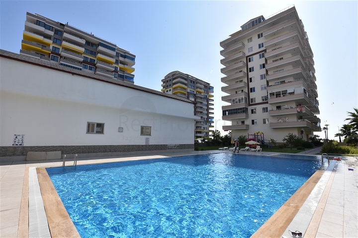 شقق غرفتين وصالة ضمن مجمع سكني يبعد  100 متر عن شاطئ البحر 