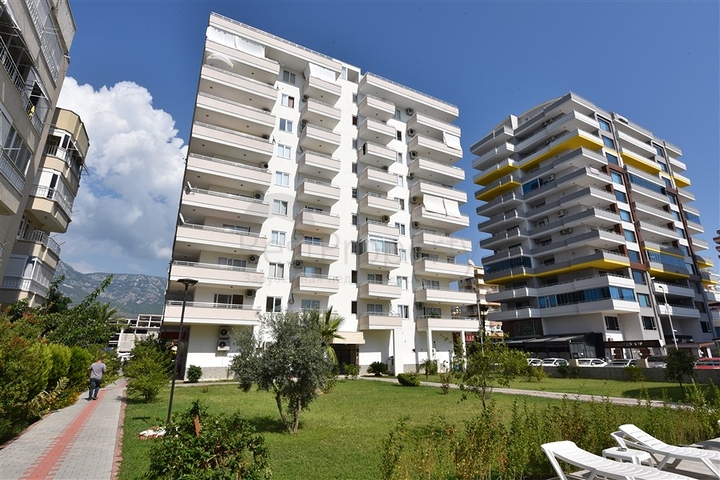 شقق غرفتين وصالة ضمن مجمع سكني يبعد  100 متر عن شاطئ البحر 