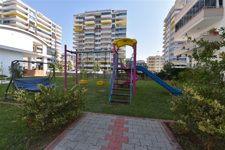 شقق غرفتين وصالة ضمن مجمع سكني يبعد  100 متر عن شاطئ البحر 