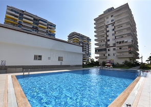 شقق غرفتين وصالة ضمن مجمع سكني يبعد  100 متر عن شاطئ البحر 