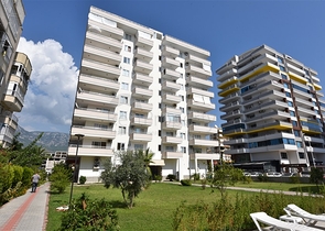 شقق غرفتين وصالة ضمن مجمع سكني يبعد  100 متر عن شاطئ البحر 