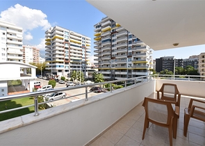 شقق غرفتين وصالة ضمن مجمع سكني يبعد  100 متر عن شاطئ البحر 