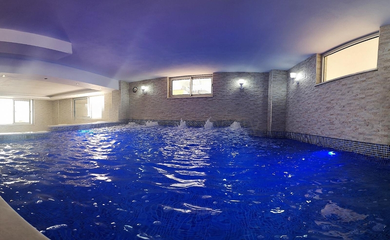 شقة تصميم غرفة وصالة ضمن مجمع سكني حديث في مهموتلار 