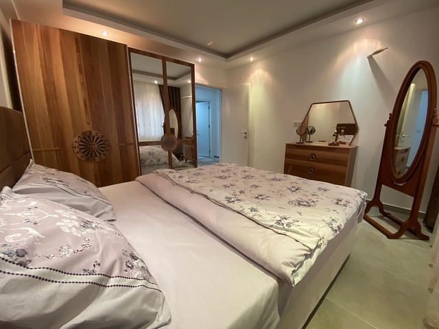 شقة تصميم غرفة وصالة ضمن مجمع سكني حديث في مهموتلار 